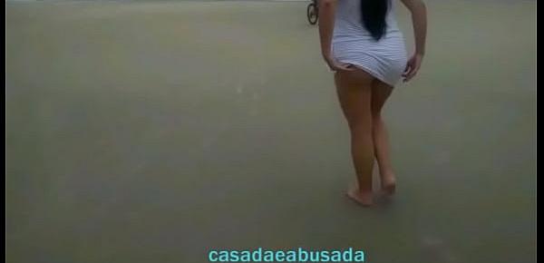  casadaeabusada sem calcinha provocando na praia